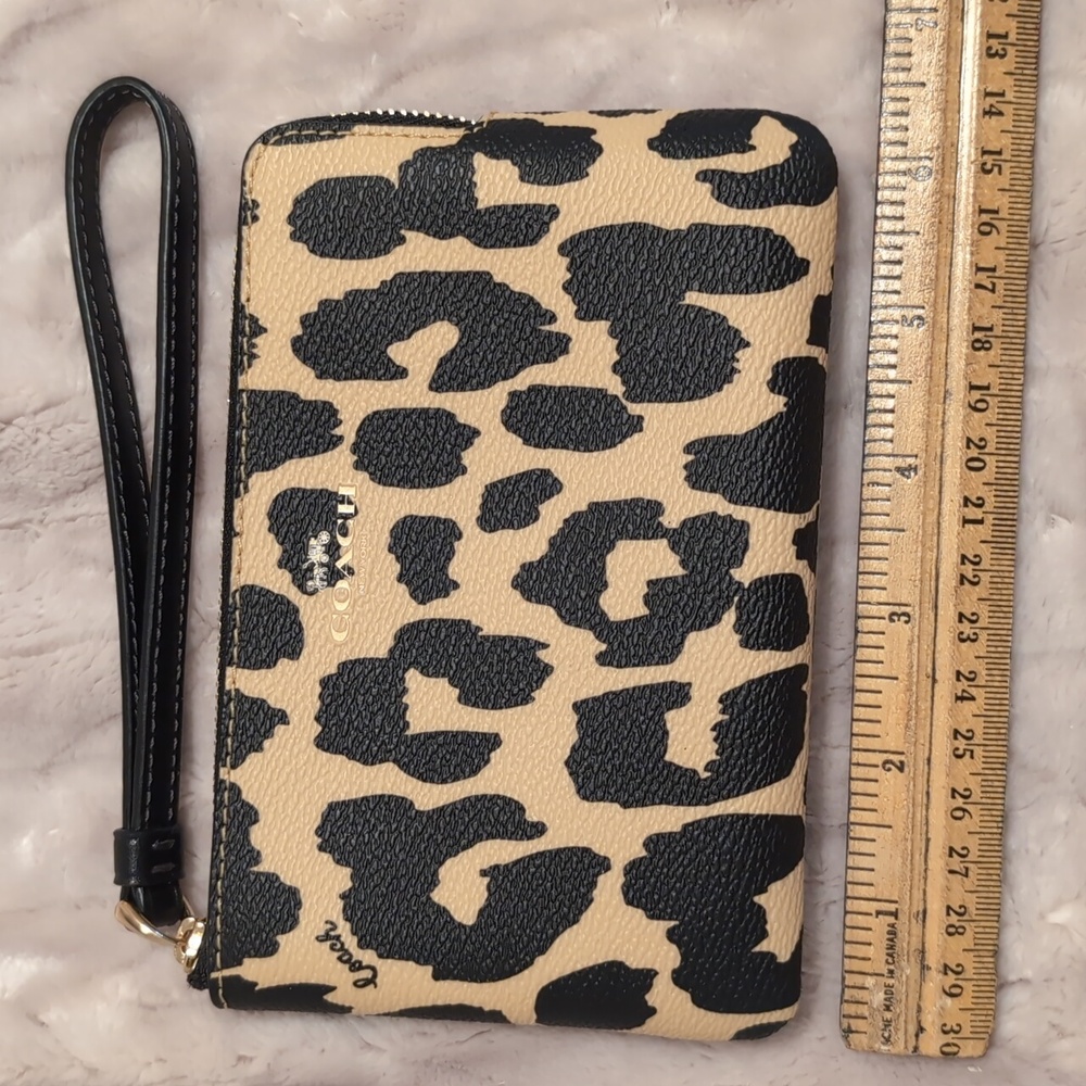 NWT- COACH LEOPARD PRINT CORNER ZIP WRISTLET WALLET